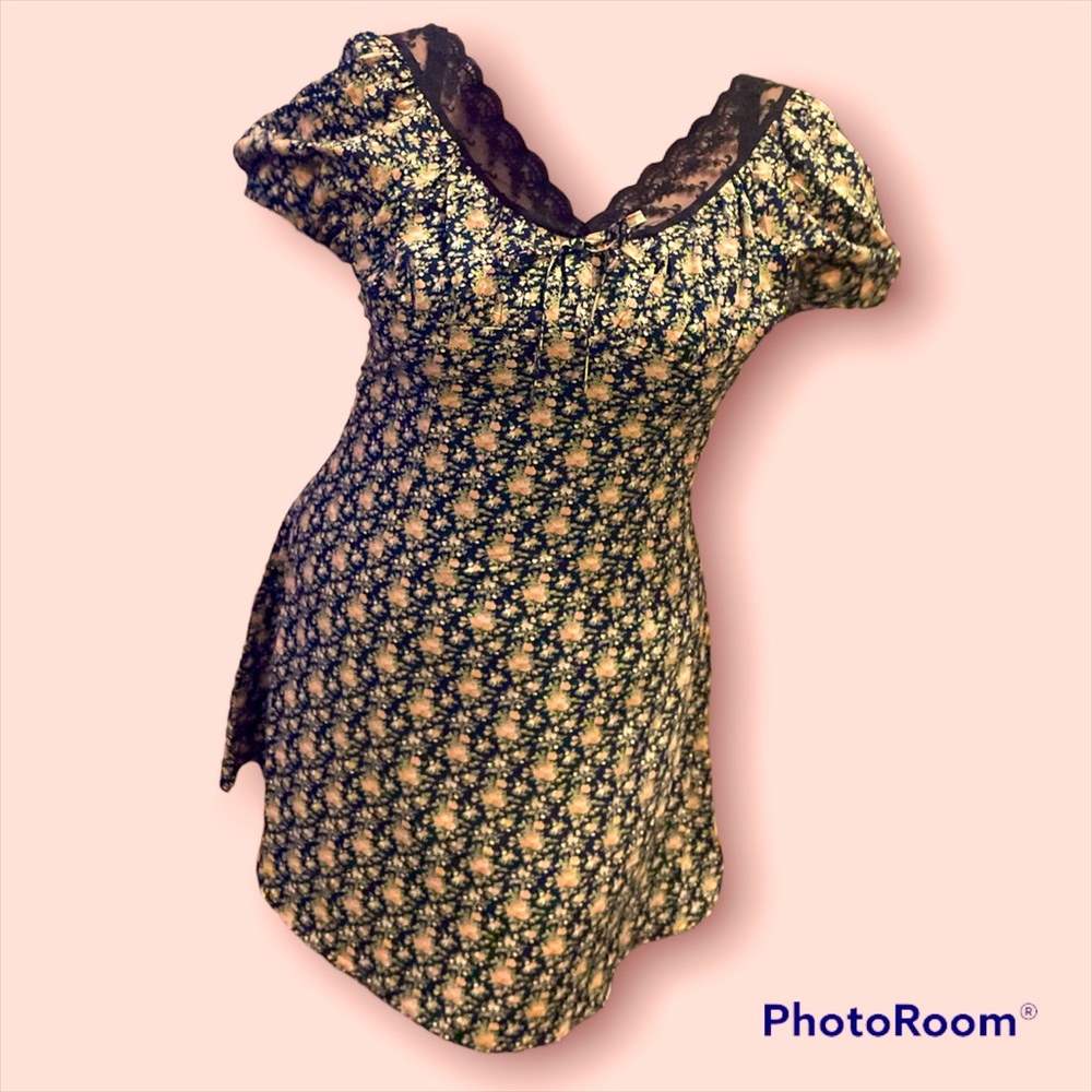 Floral print dress with a lace neckline! So cute and summery. Very 90s romantic!